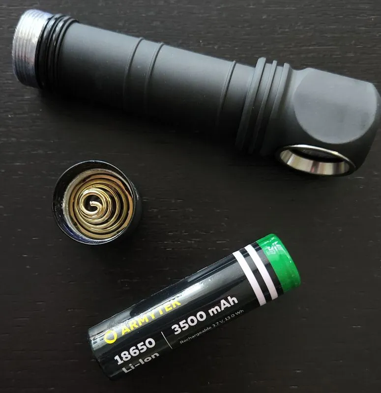 Wizard C2 Pro Nichia review by Selfbuilt’s Flashlights Reviews